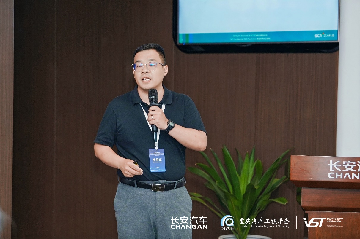 戴帽子的人在电视前AI 天生的内容可能不正确。